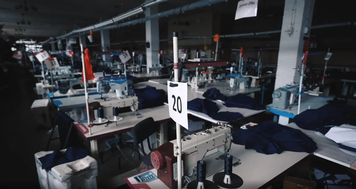 Швейный цех — ряды промышленных машин